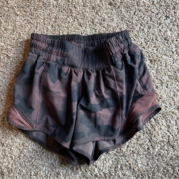 Lululemon Hotty Hot Short II 2.5"
Heritage 365 Camo Brown Earth Multi
Size 0 - Picture 2 of 3